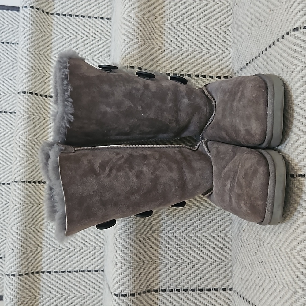 UGGs W Bailey Button Triplets II in Grey. Size 6.